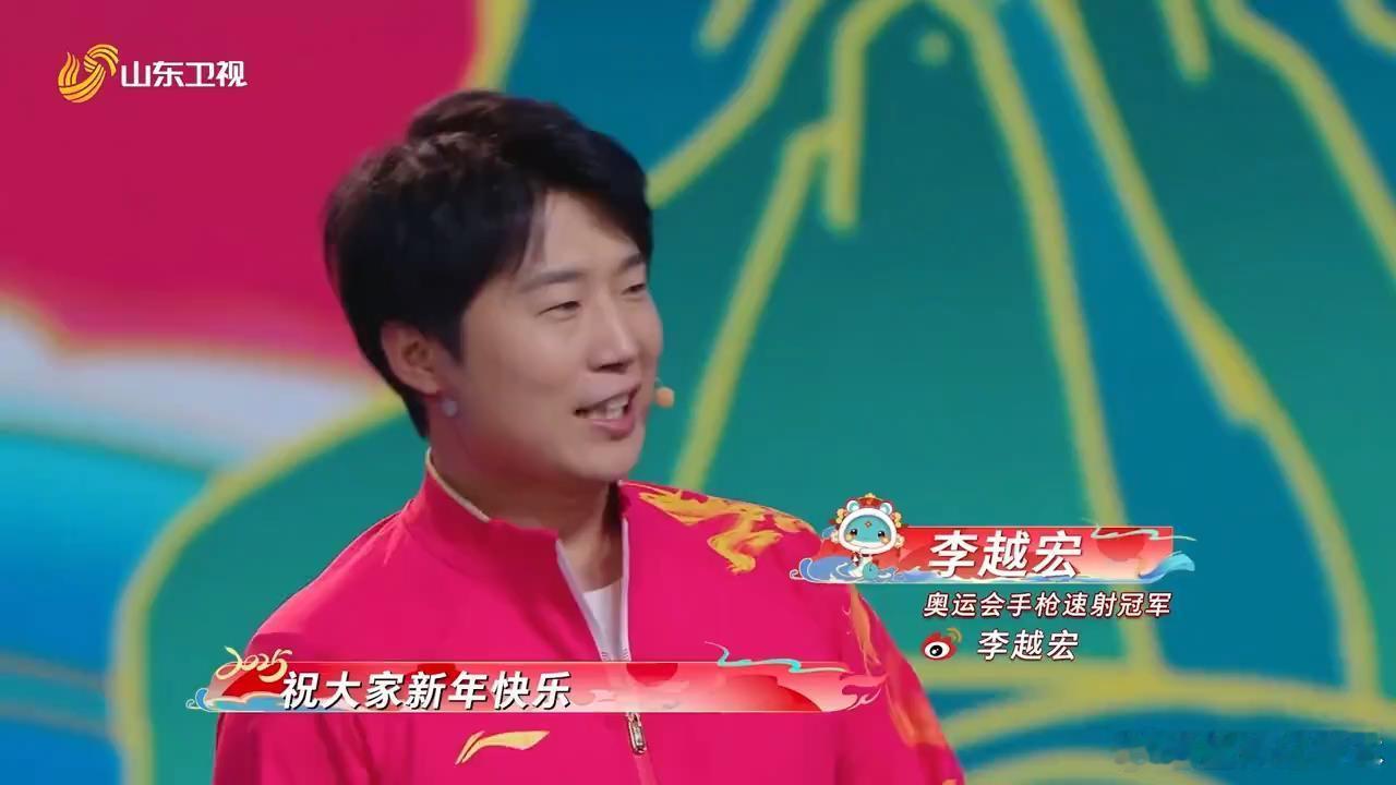 陈梦山东春晚花样乒乓 亮相山东春晚，陈梦使用挖洞球拍、迷你球拍与主持人打起了趣味