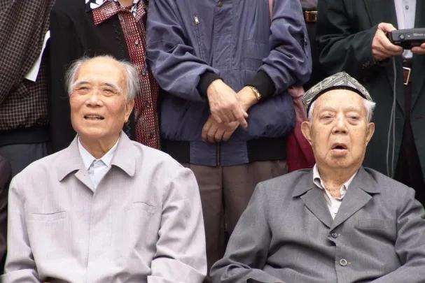 邓力群与魏巍，一张罕见的合影，这张照片拍摄于2000年5月20日，地点在北京中国
