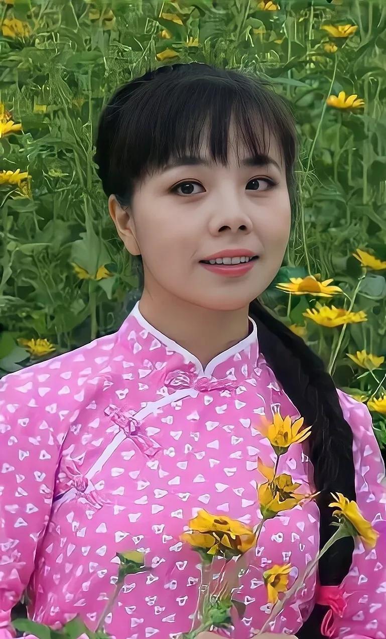 草根歌手，王二妮，两岁就会哼哼，六岁的时候，就去演出，跟着父母去人家的庆典上，她