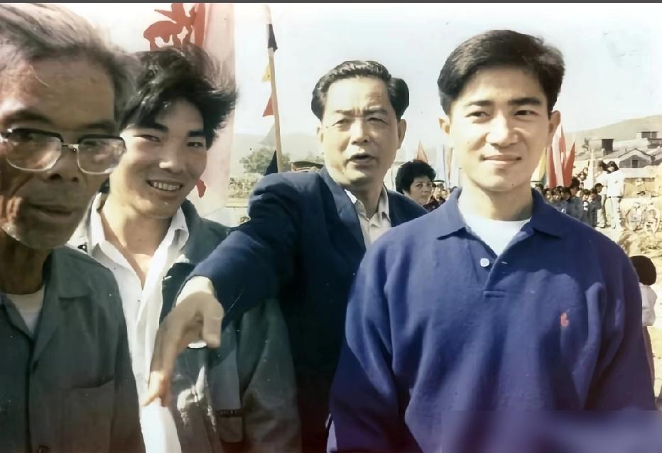 88年，陈百强突然推掉香港所有通告，跑回台山老家，一分钱不挣连开四场演唱会，所有