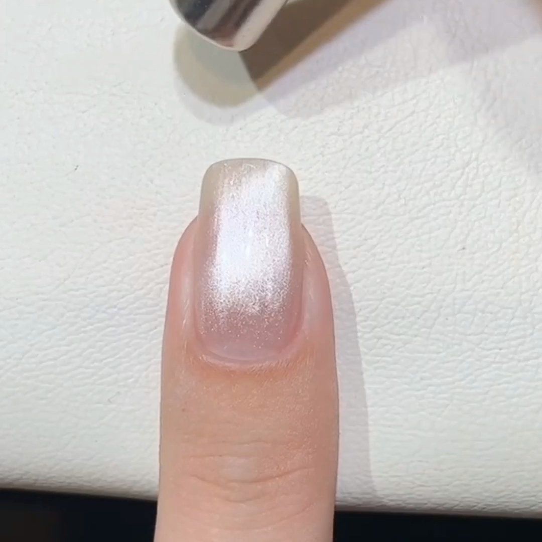 猫眼星星美甲，简约又显白，阳光下猫眼石blingbling的，星星点缀得像把银河