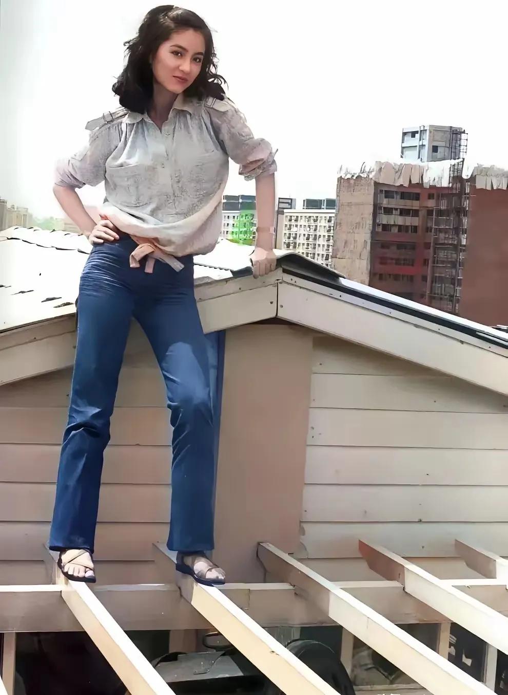 年轻真好，林青霞真霸气，上房了！厉害吧！