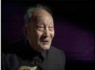 1939年，日本领事馆举办宴会，宴请多位日军高级将领。一个中国侍者在酒中偷偷撒下