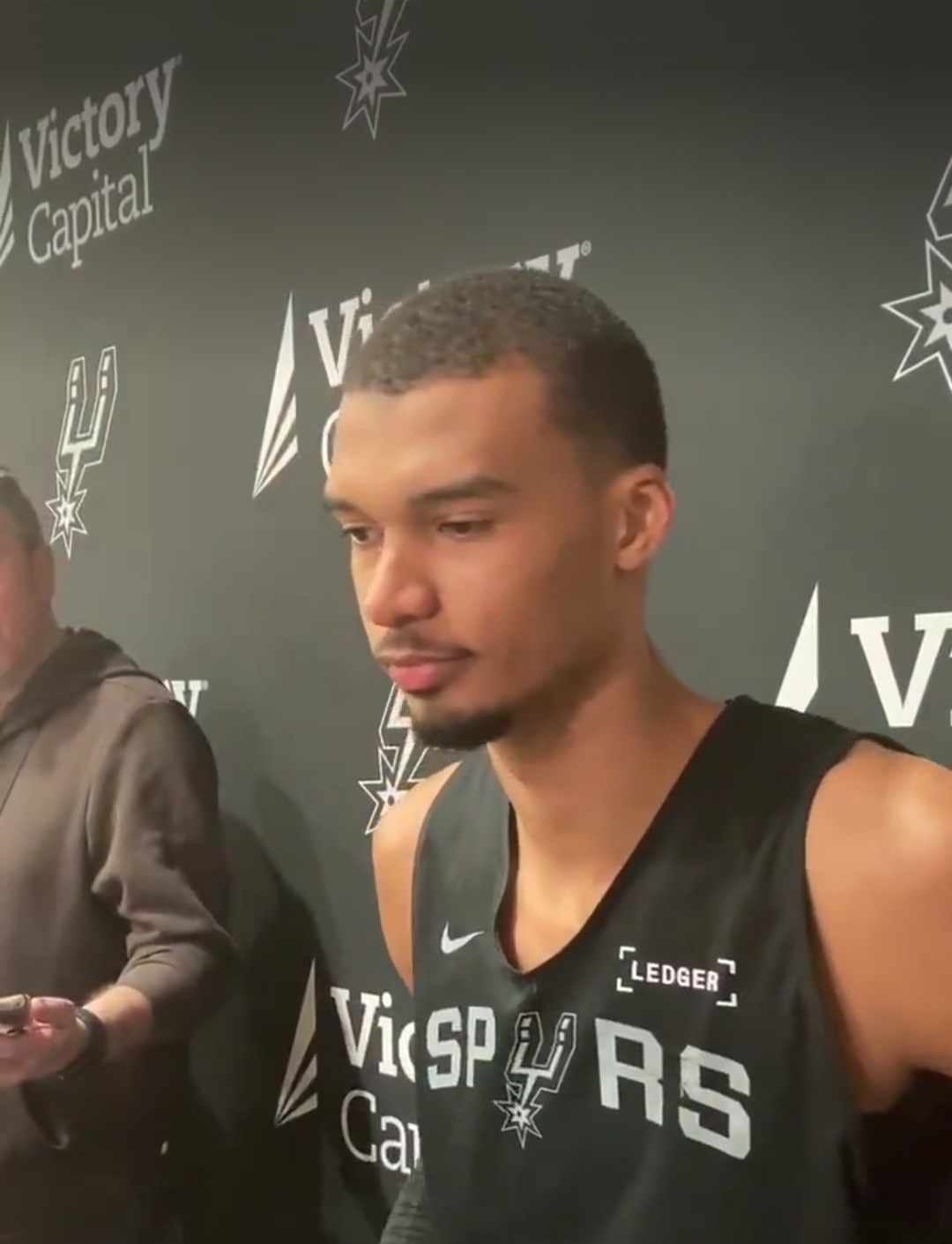 文班亚马谈及对阵开拓者队时表示：“比赛会非常激烈，这支球队很难对付。他们今年打进