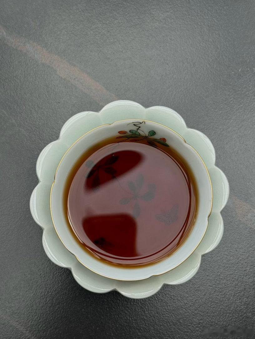 今天换喝老班章熟，老班章这家茶农发的堆子在寨子里算精品，当时买价格也很高！  喝