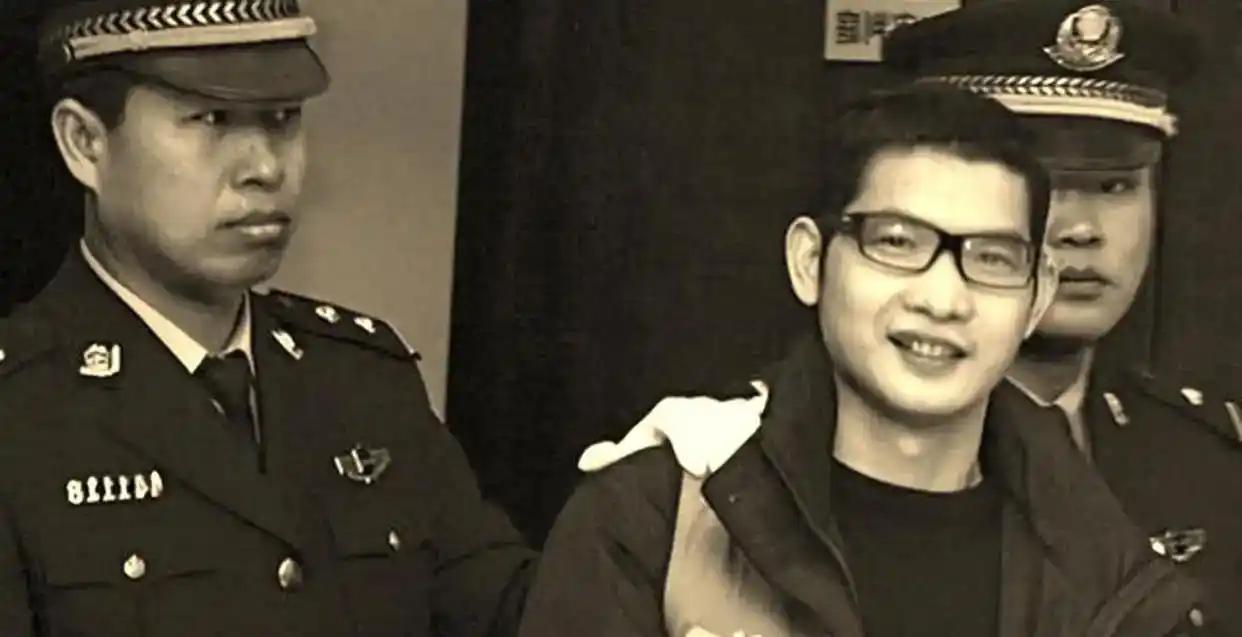 谁能想到，警方苦苦追缉十一年的A级重犯，竟用假名在监狱服刑！

他就是成瑞龙，一