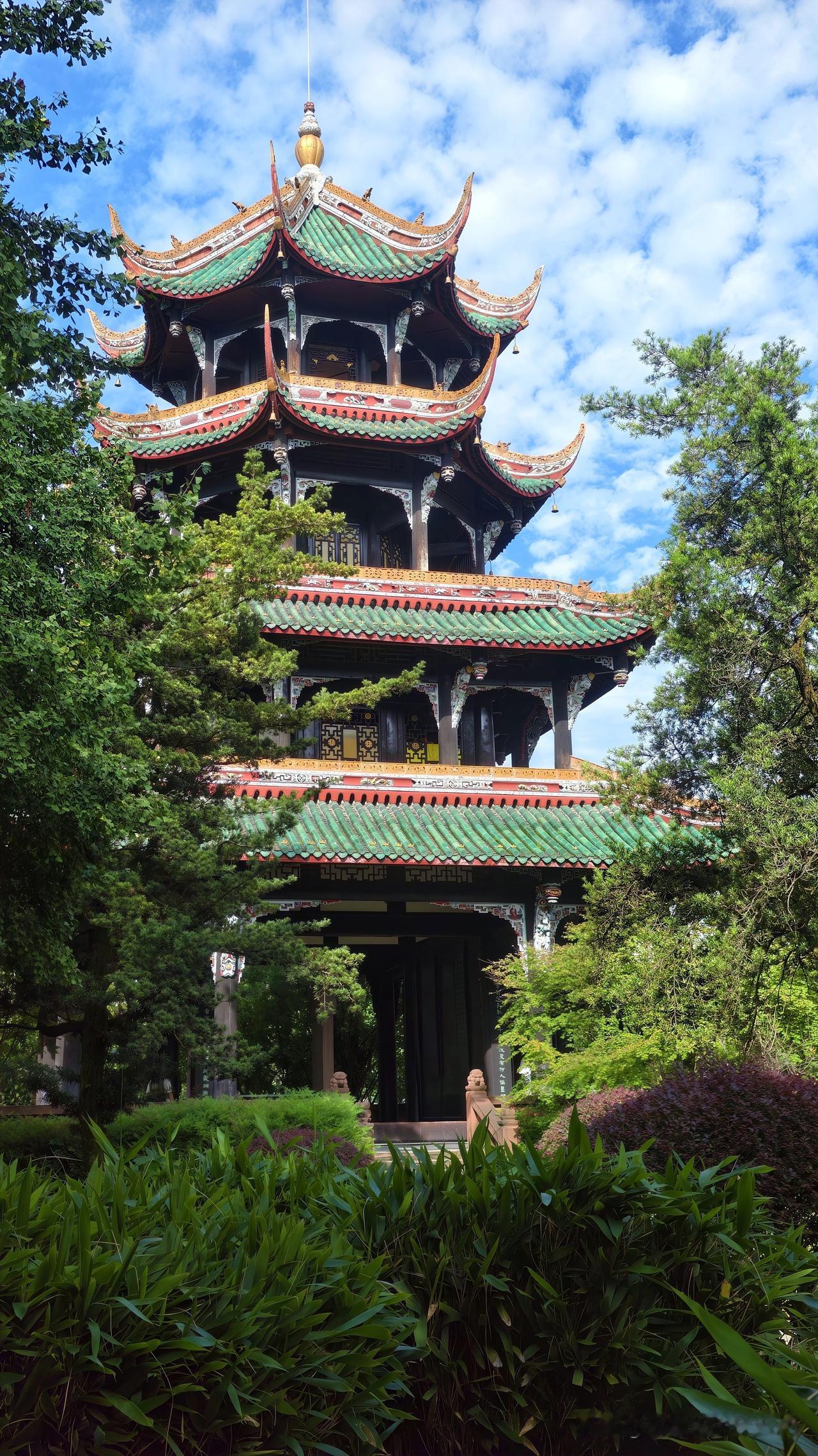上周绕着城郊那座明代古塔转了三圈，塔高33米，七层八角的形制，每一层檐角都挂着磨