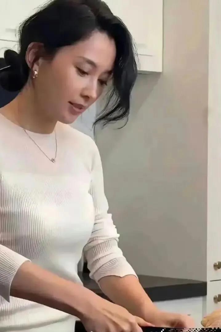 森林北和董洁既能下得了厨房也能上得了厅堂，但谁是网红谁是明星一目了然，优雅如董洁