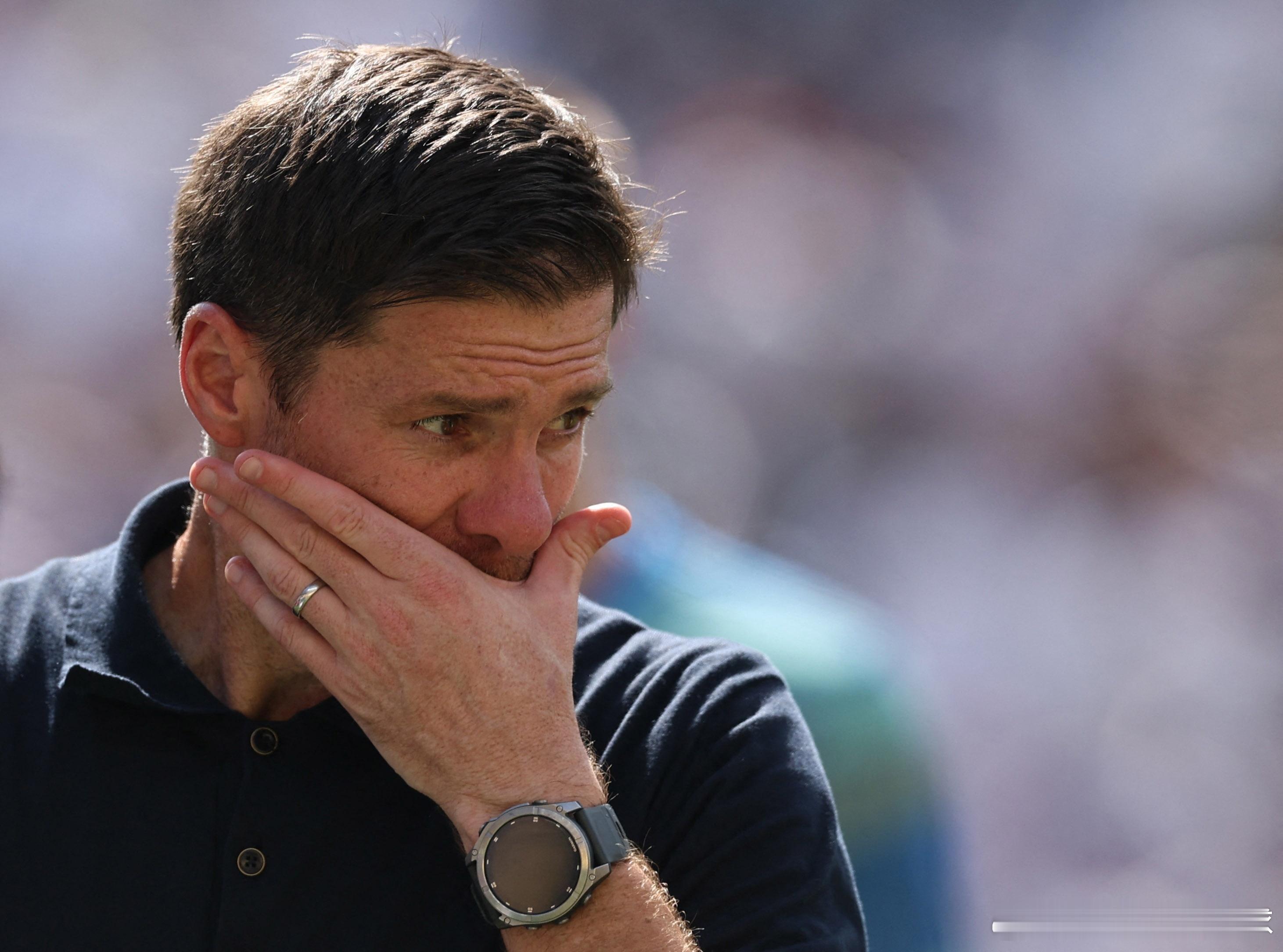 毫无疑问，他是一位伟大的教练，身边有优秀的教练团队，手下还有超强的阵容。只是最近