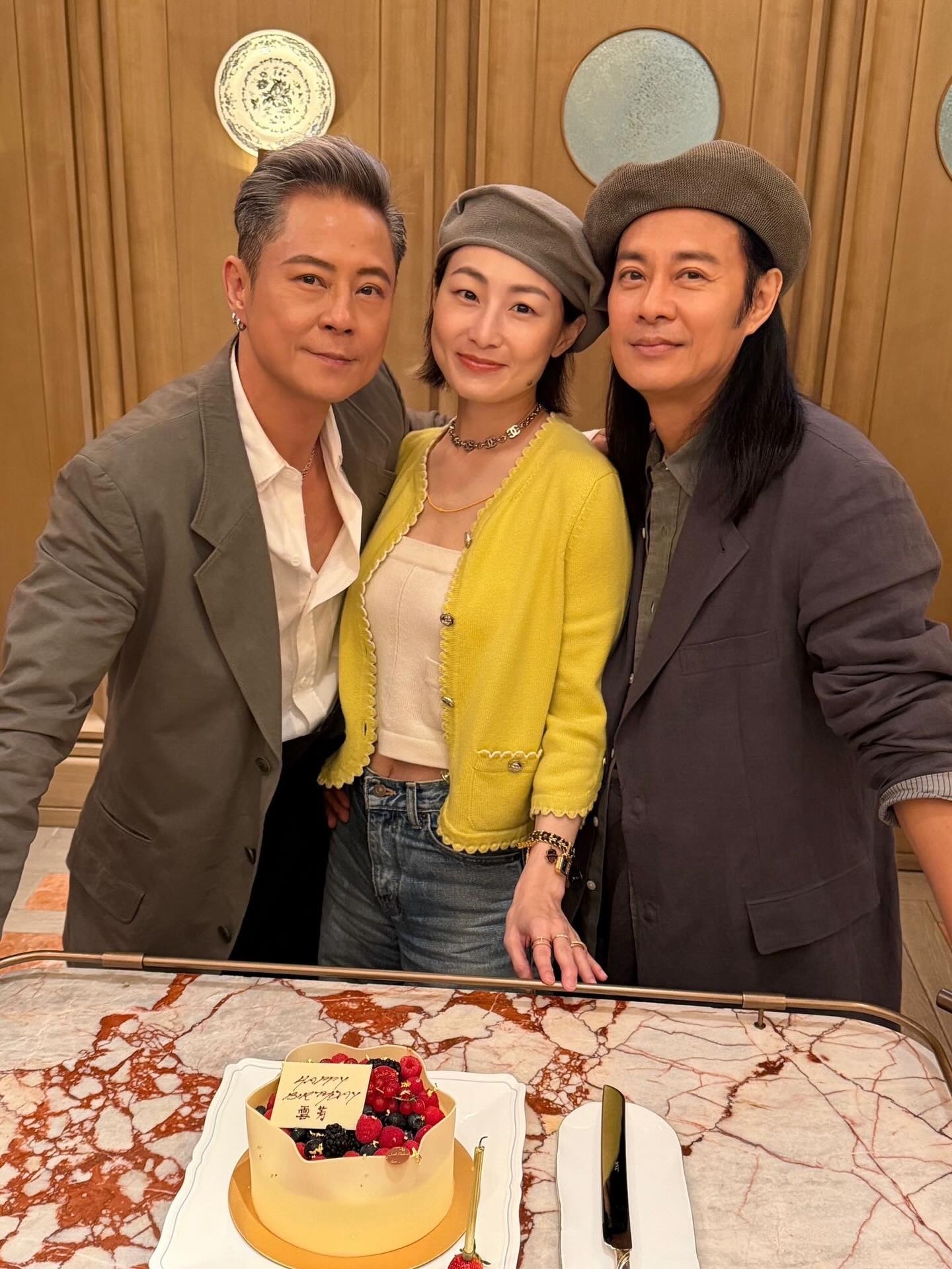 张智霖袁咏仪为蔡一智老婆庆生 