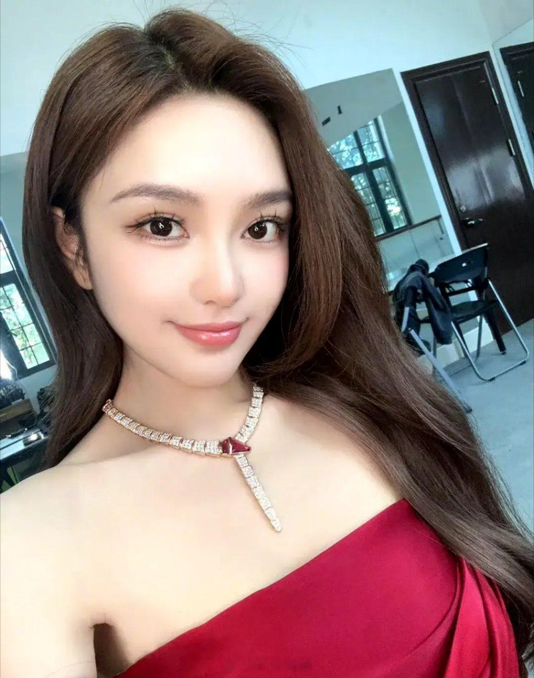 周扬青聊名媛班周扬青发视频聊到了“名媛培训班”，周杨青说:自己没有接触过，要是有