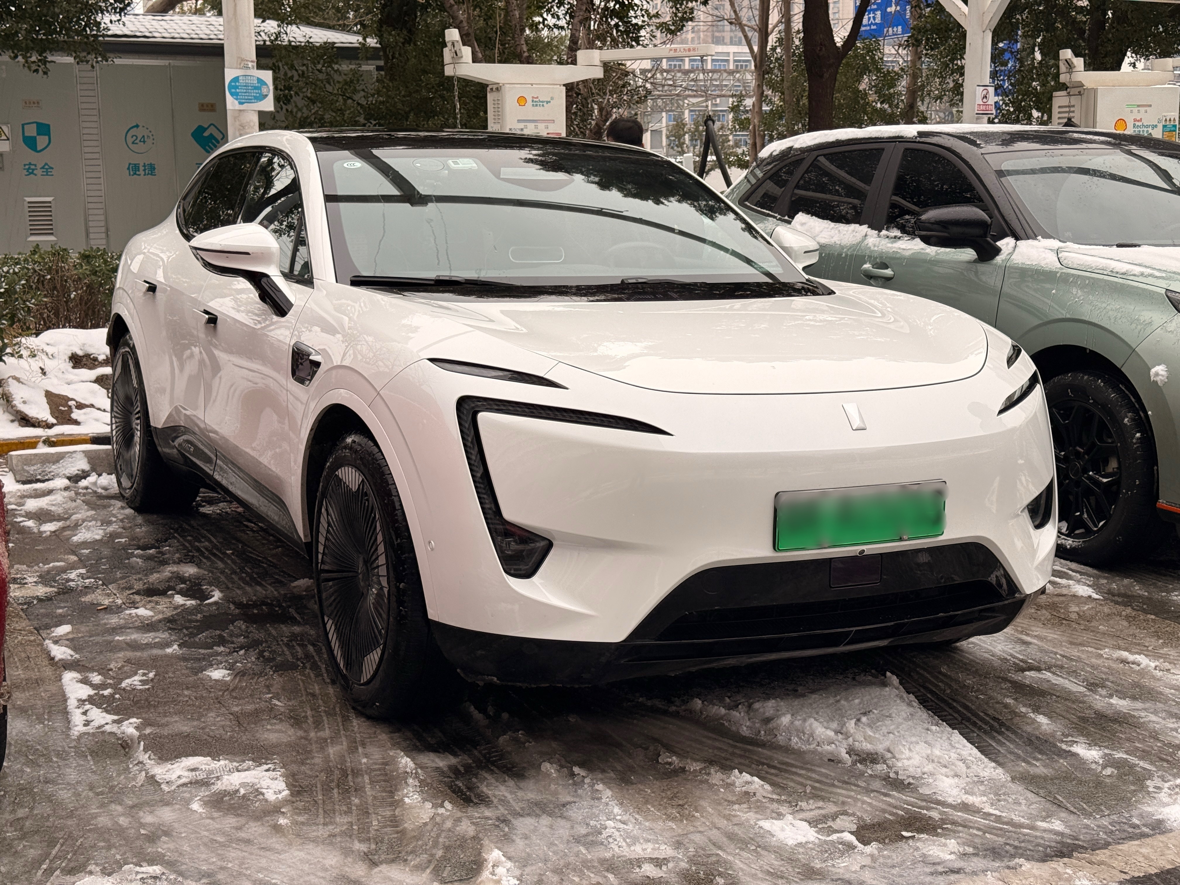 这两天在卖之前的那台阿维塔11在跟车商询价的时候他们最关心的就是有没有买断智驾没