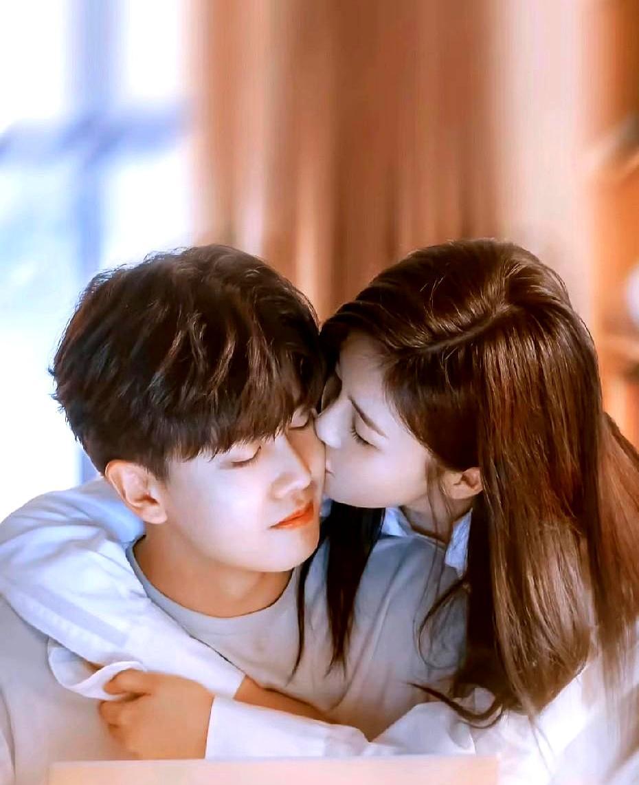 前世把刀插到底，今生给糖补洞。
 
小南辰王一辈子没娶，被朝廷生生剔骨，十一穿着