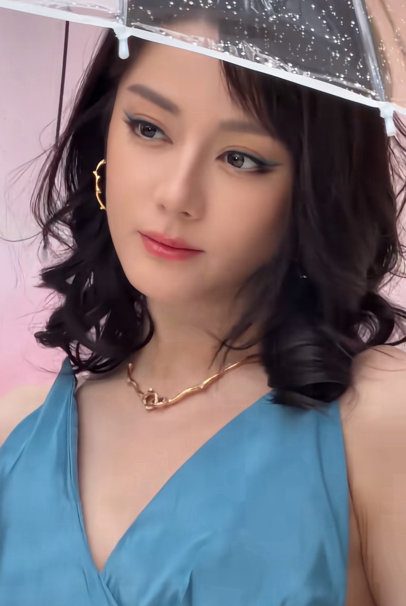 妆其实还可以啊，热巴最近活动的发型都是谁做的，眼前一黑又一黑，赶紧换个发型师吧…