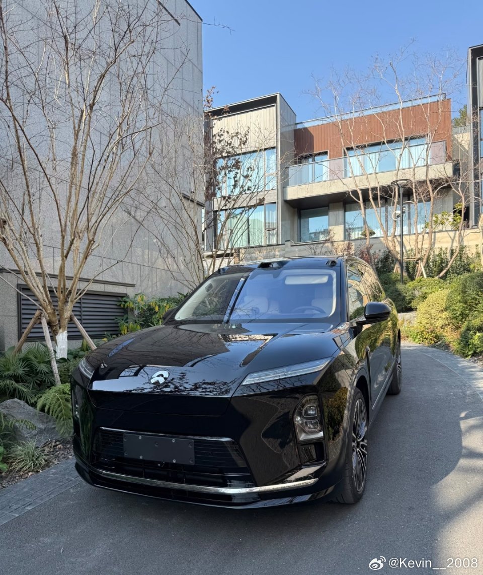 感觉蔚来除了配置比不上小米质感上面还是蔚来看起来更高级点 