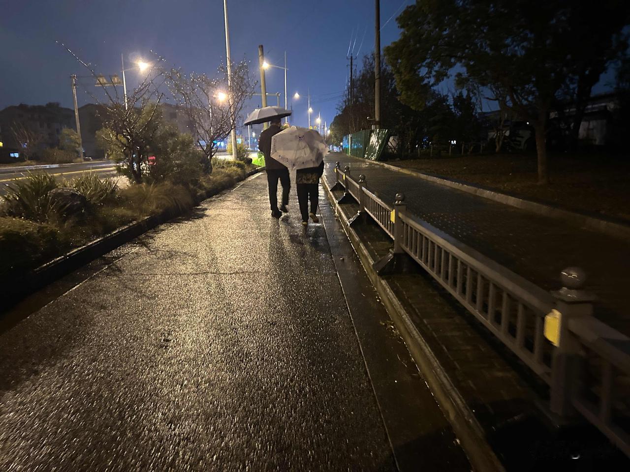 人还是要懂得感恩，懂得珍惜当下

因为最近在减肥，每晚都会出去溜达一个小时，出门