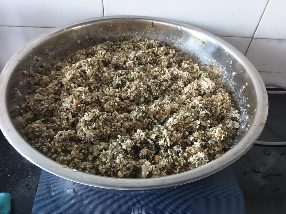 李老师受伤了，仍去河东拿回来干萝卜缨。只因我执意做小豆腐。小豆腐是山东人的“穷饭