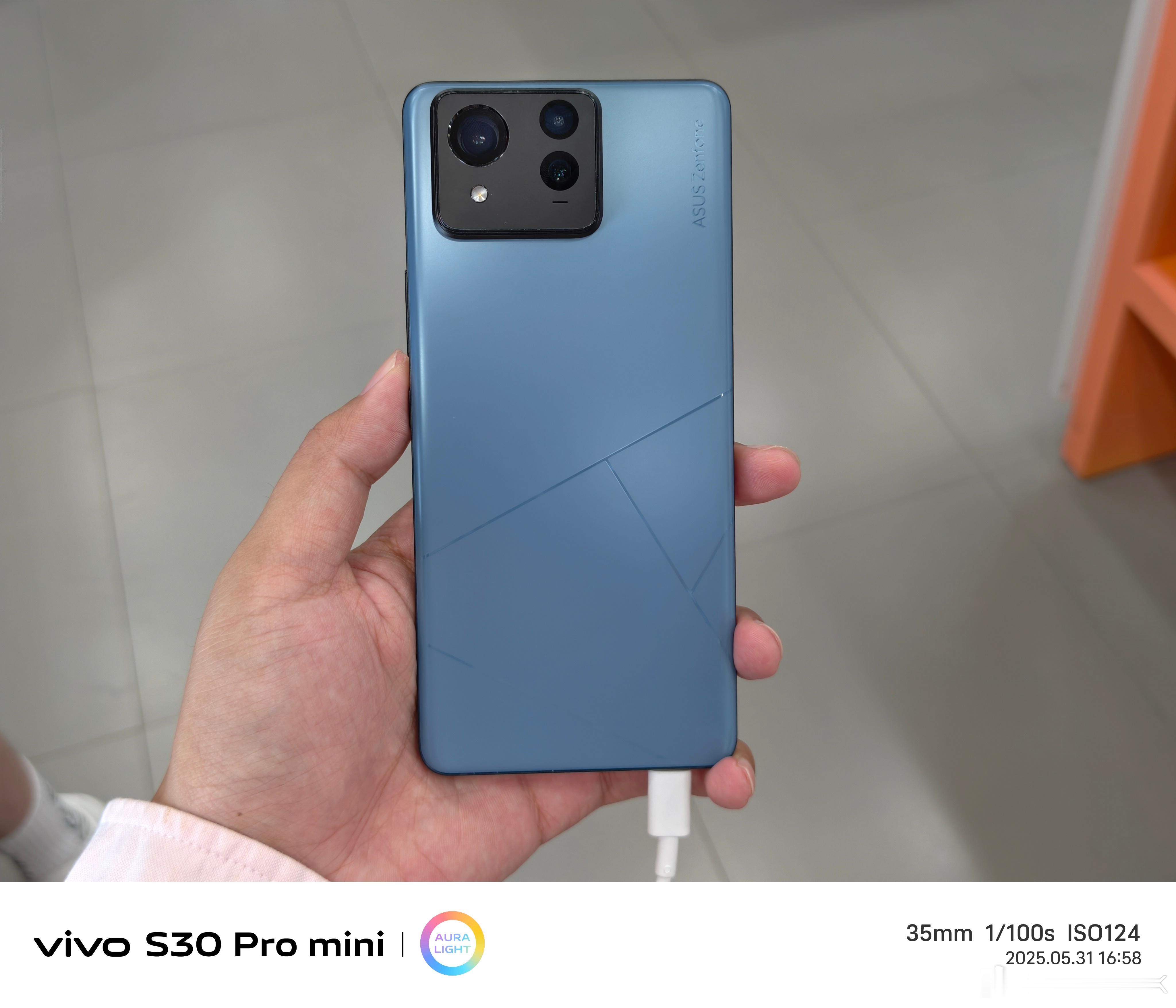 店里这个ZenFone 11 Ultra 都已经烧屏成这样了[二哈][二哈][二