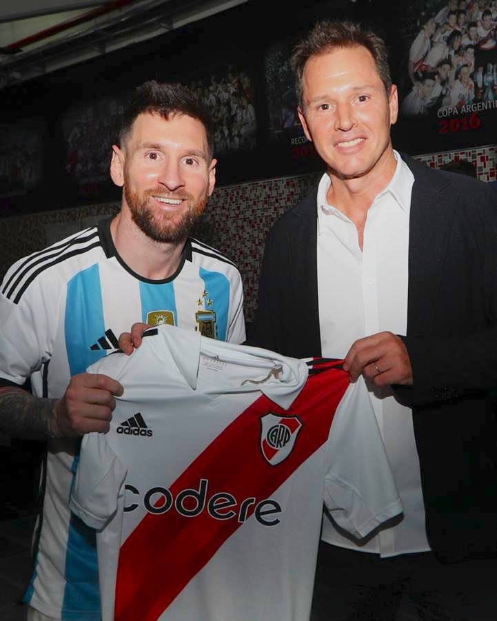 【[笑cry][笑cry][笑cry]】河床主席豪尔赫·布里托：“很高兴看到梅西