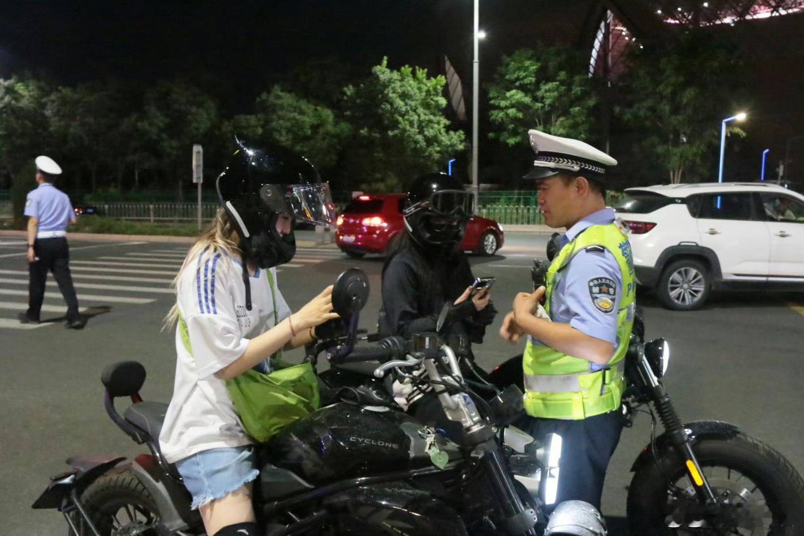 别让“炫酷”变“危险” 兰州交警严查飙车炸街 兰州交警提醒：非法改装、“飙车炸街