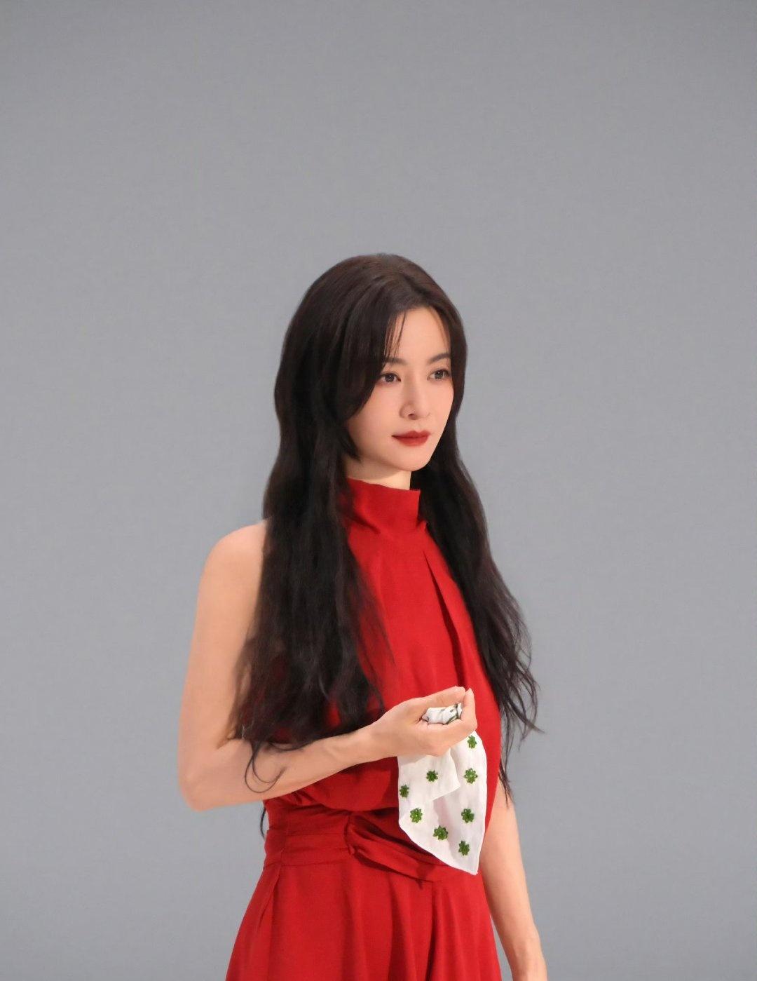 李晟这身造型太有戏剧张力了！
一袭红色挂脖长裙，胸前垂坠褶皱与不规则剪裁设计感十