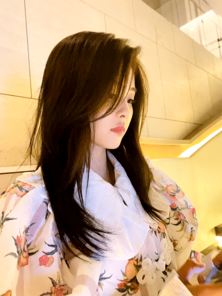 “枯木会逢春 我们要走的路终会繁花似锦 经得起荆棘丛生 才配得上一路繁花～” 白