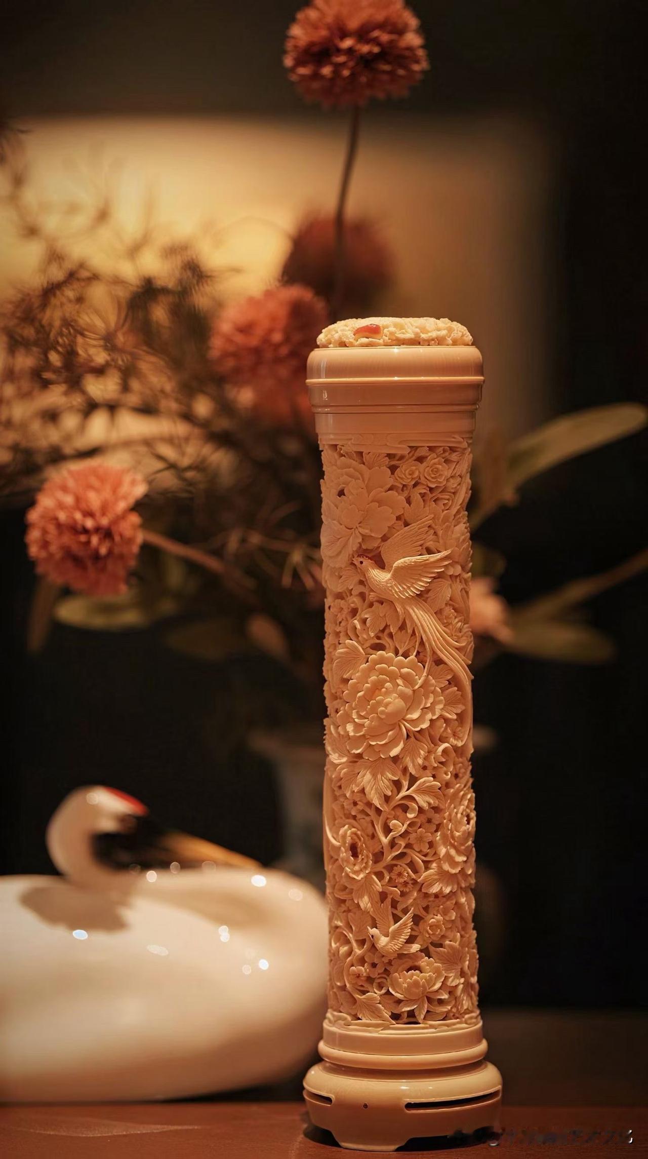 花添一炉，雅意自成。

“锦上添花”香薰炉，以猛犸象牙为材，大师全手工雕刻。花饰