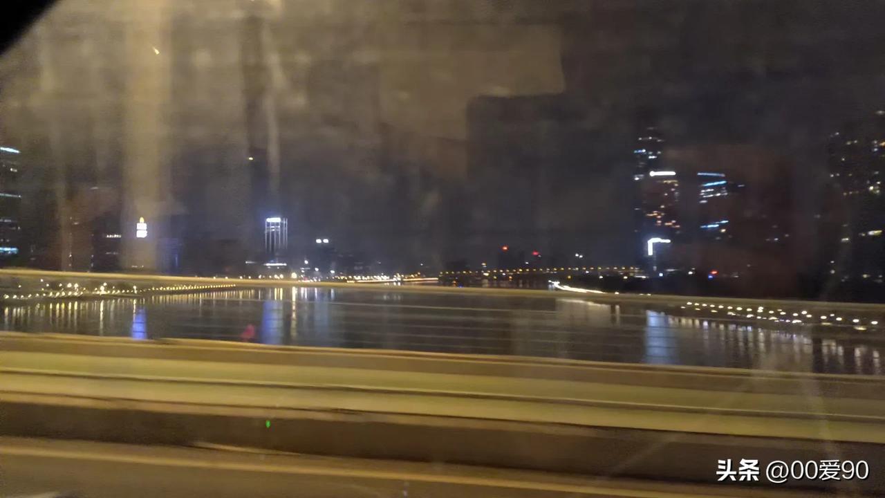没人能一直顺利。祝你更坚强，然后有一天，你会微笑地诉说那些让你哭泣的时刻。

　
