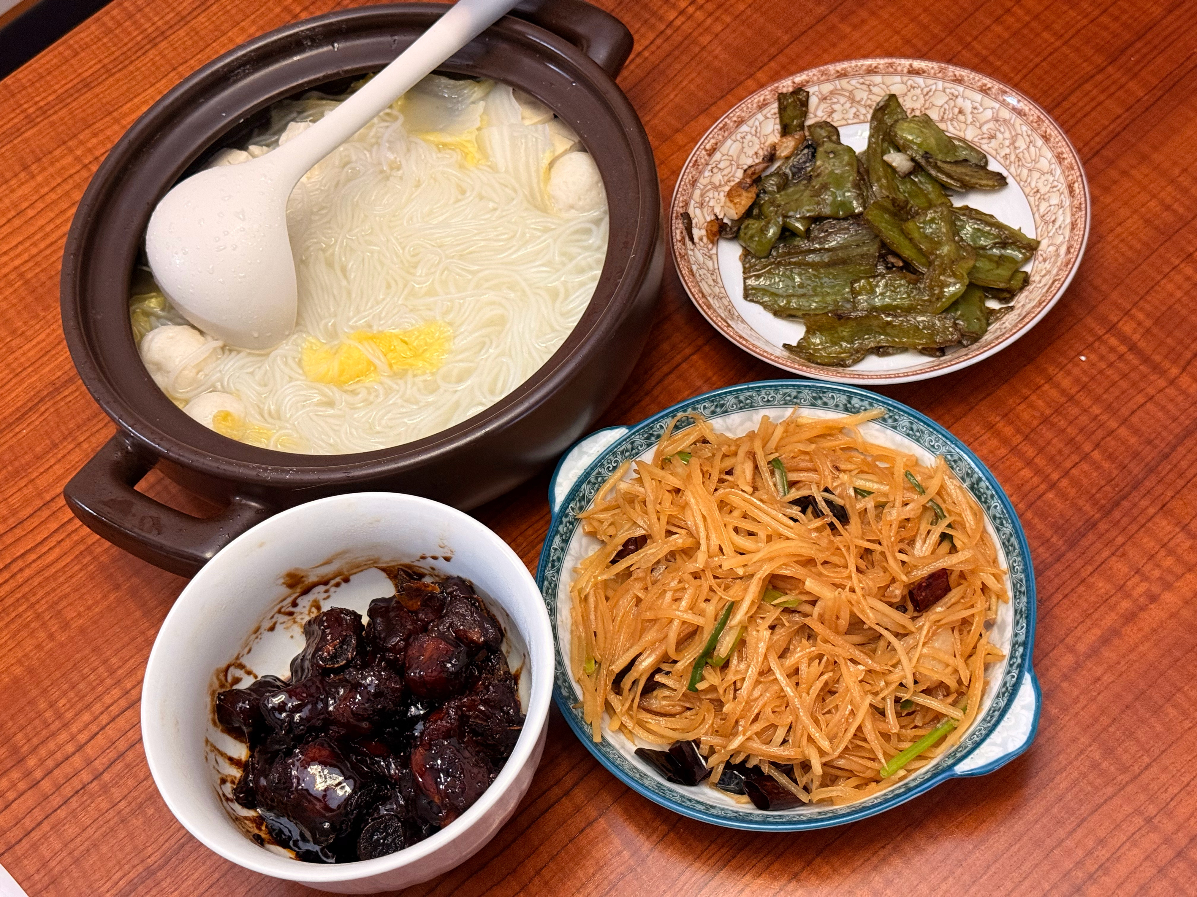 大做了一顿饭请朋友来吃