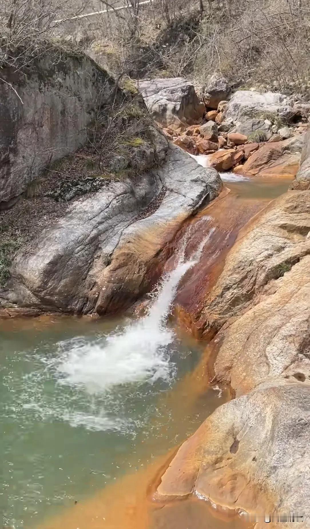 世人眼中的真相往往带有滤镜，我们所见的光鲜与赞誉，多是他人刻意呈现的模样。褪去包