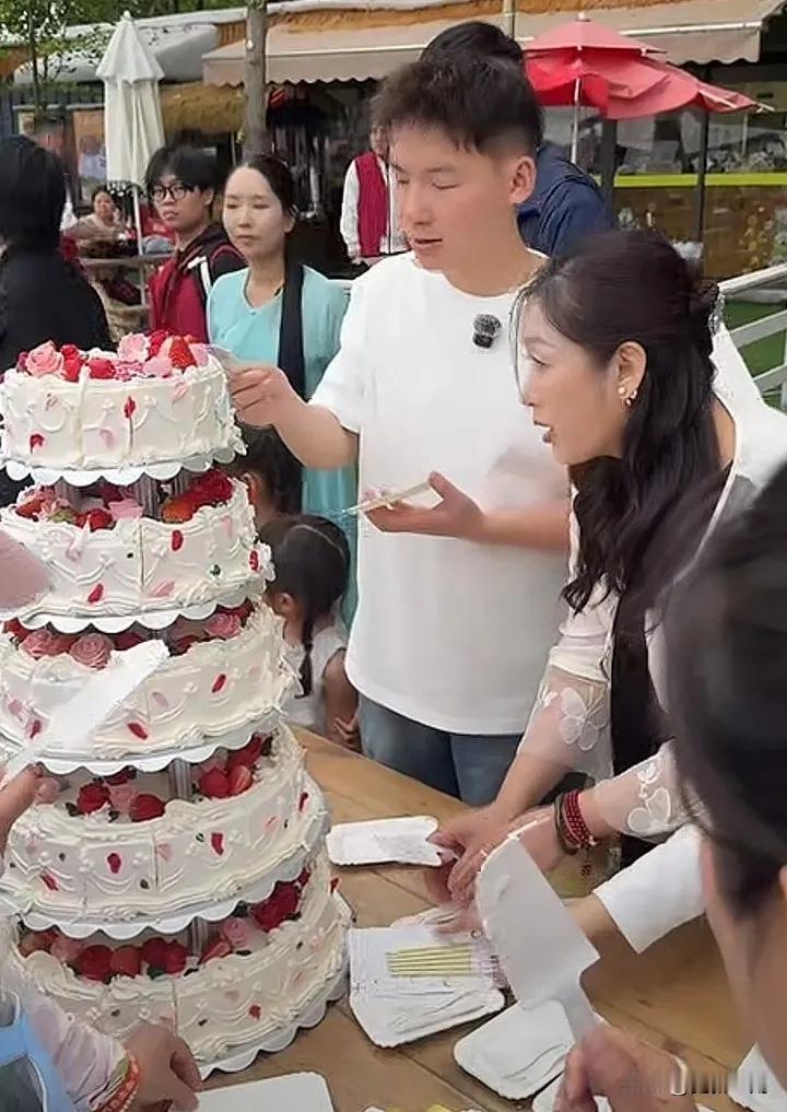 谢浩楠妈妈在粉丝见面会上为大家准备了多层蛋糕。不过据说参加粉丝见面会的人不算多，