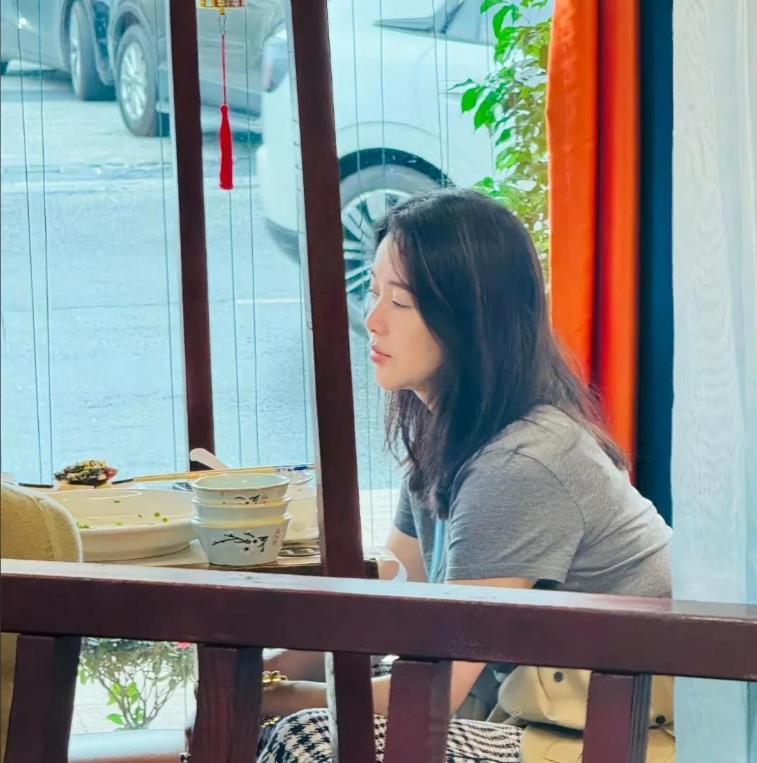 47岁的左小青现身餐厅，路人镜头下的她依然完美无瑕！

不知道大家注意到没有，左