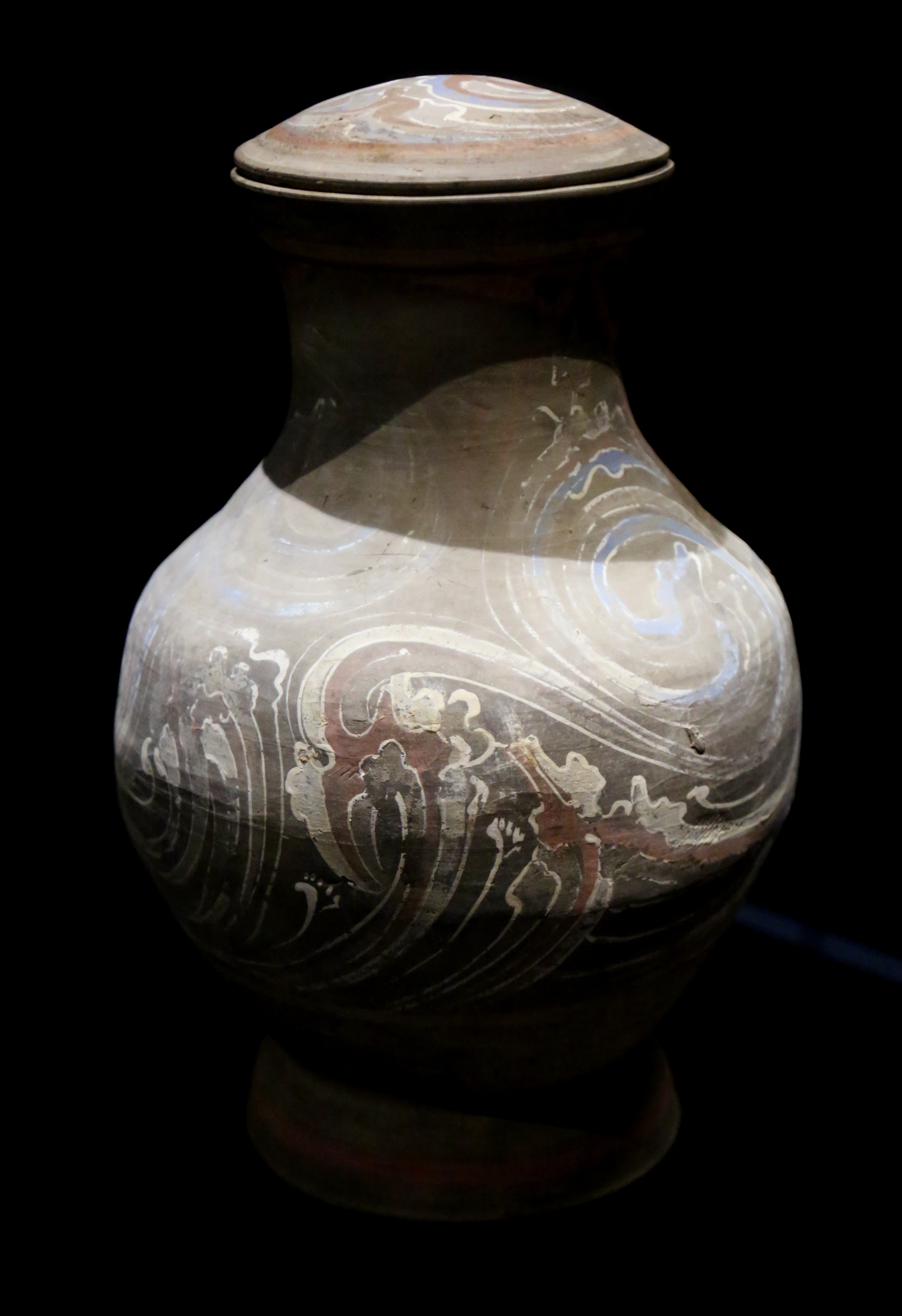 葡萄牙里斯本东方艺术馆收藏的西汉彩绘云气纹陶罐 