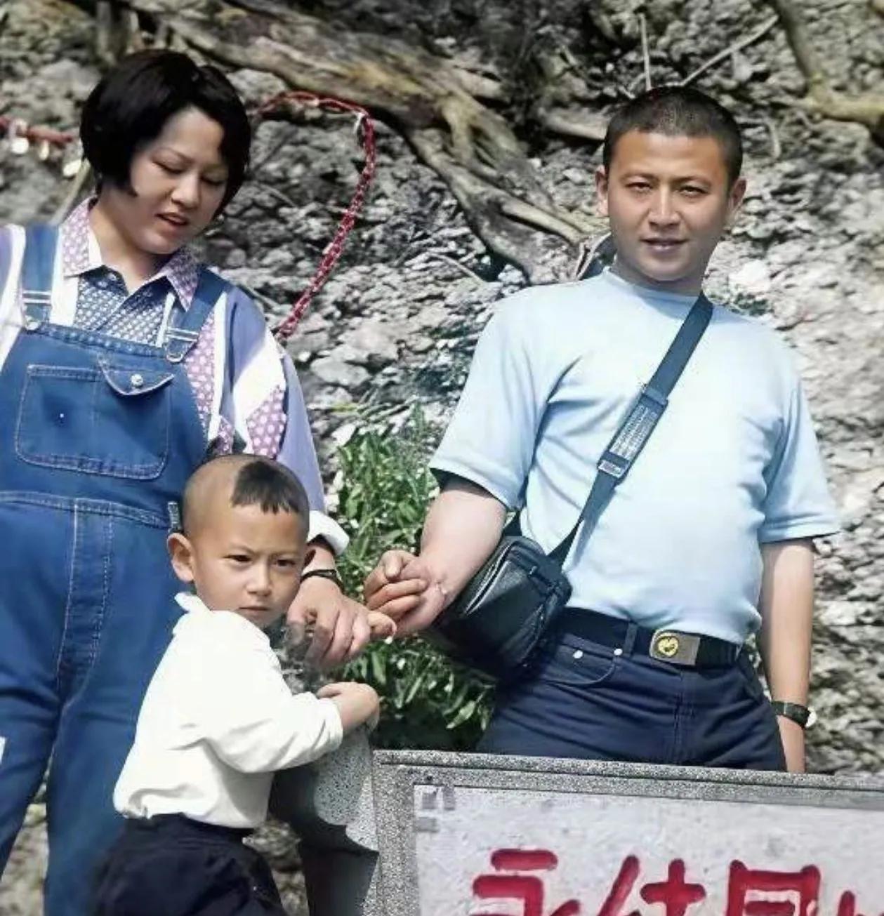 王伟牺牲25年，妻儿如今模样，看完泪目
 
今天是王伟烈士牺牲25年纪念日，25