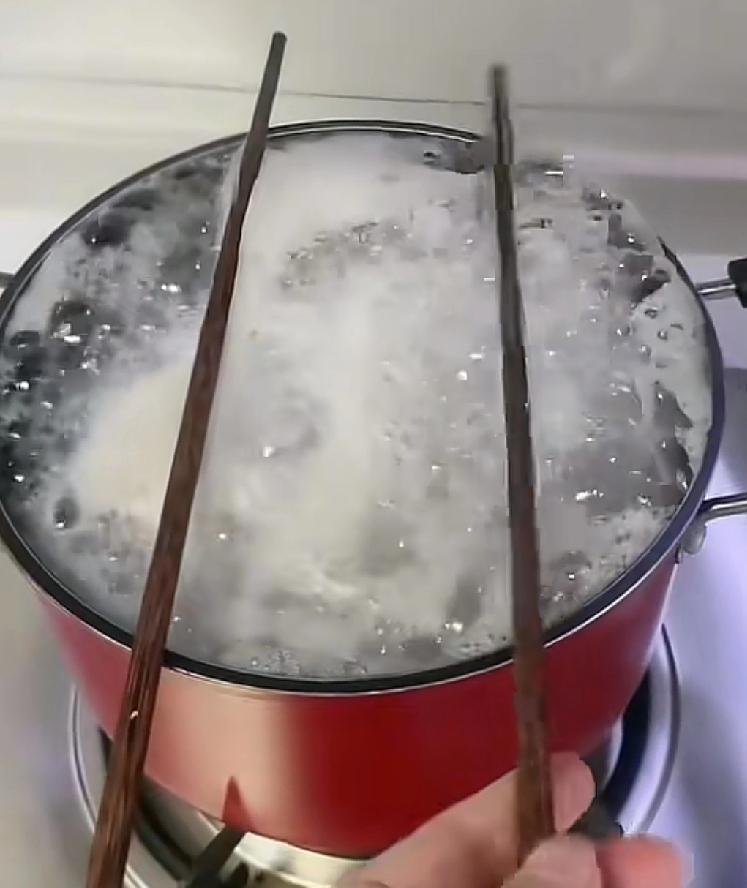 生活小技巧1
煮饭时，饭会从锅里溢出来怎么办？特别是煮米汤时，老苦恼了
教你一招