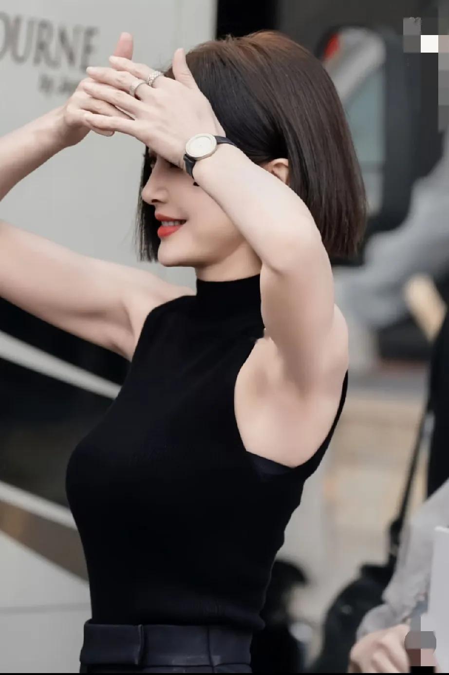 秦岚这身全黑极简穿搭尽显高级大气，把成熟女性的干练优雅与精致氛围感衬得刚刚好，气