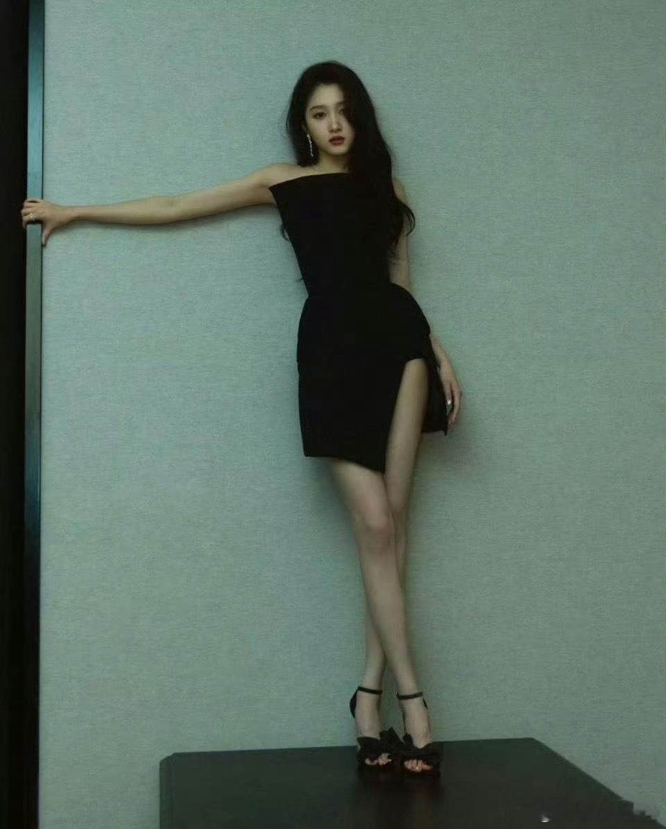摄影师为关晓彤身材发声关晓彤身材高挑大长腿！腿长就是重要场合就是要显腿长的礼服！