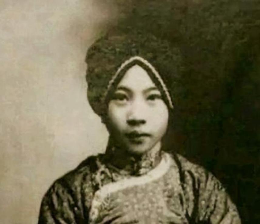 1925 年，长春某家妓院，最美头牌张素贞刚要为一位阔气的恩客宽衣解带，那男人猛