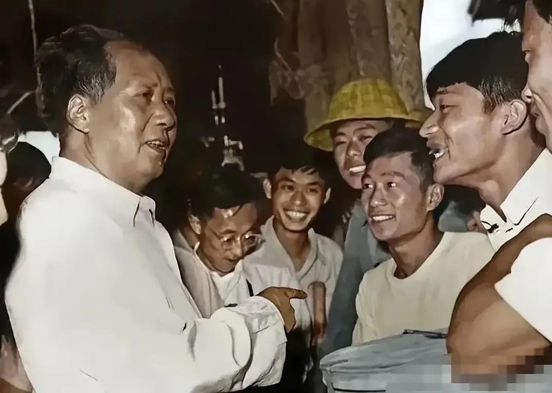 毛主席：“虚心使人进步，骄傲使人落后，我们应当永远记住这个真理。”