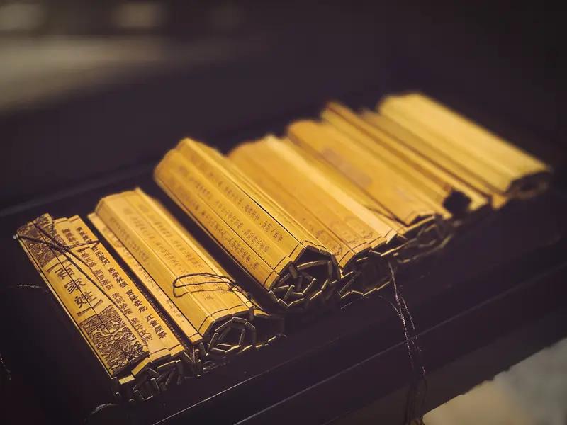 看到“读世间名著”这一上联，我顿时来了兴致。我认为“书天下文章”作为下联颇为不错