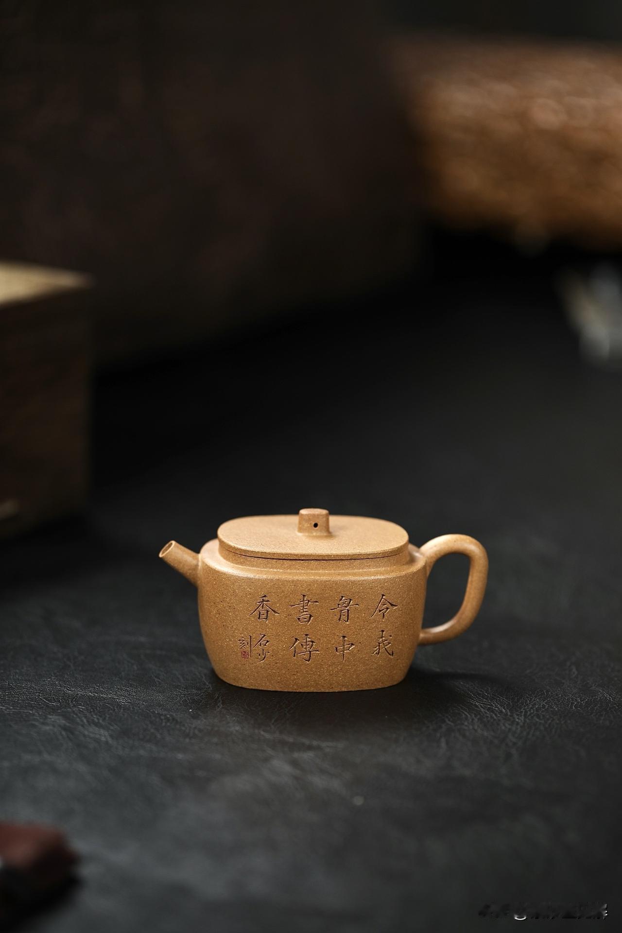 紫砂壶里为什么要“调砂”？是为了以次充好吗？
很多壶友买壶时，总喜欢问：“这是清