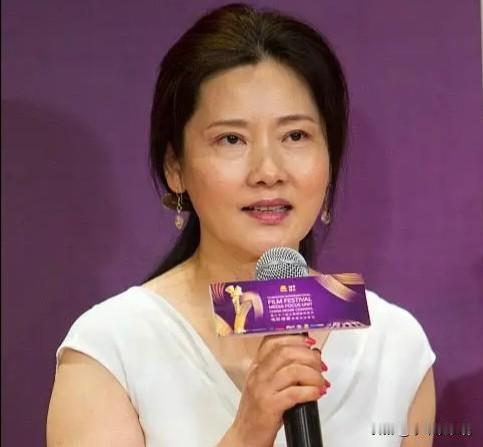 当别人靠医美硬凹少女感，她却用40年戏曲功底在舞台上演20岁陈白露，靠的是身段、