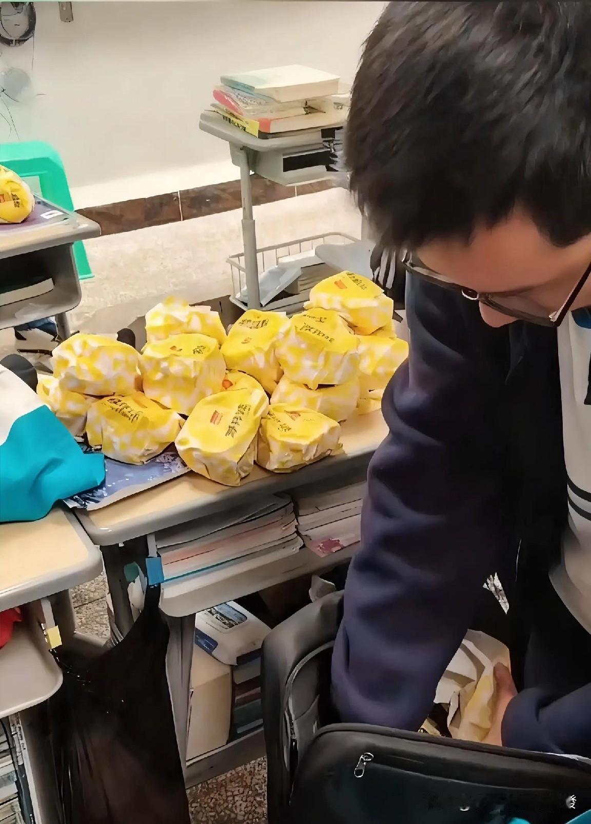 走读男生一人帮班里同学们带了69个汉堡返校，而且怕汉堡凉了，他还特意脱下自己的外