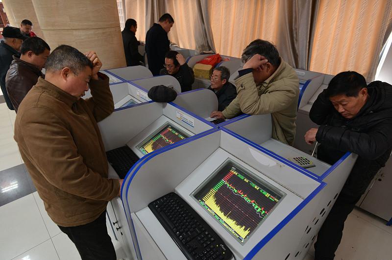 他盯京沪高铁很久，5块6附近买了9000股，觉得这票稳。跌到4块6，他又补600