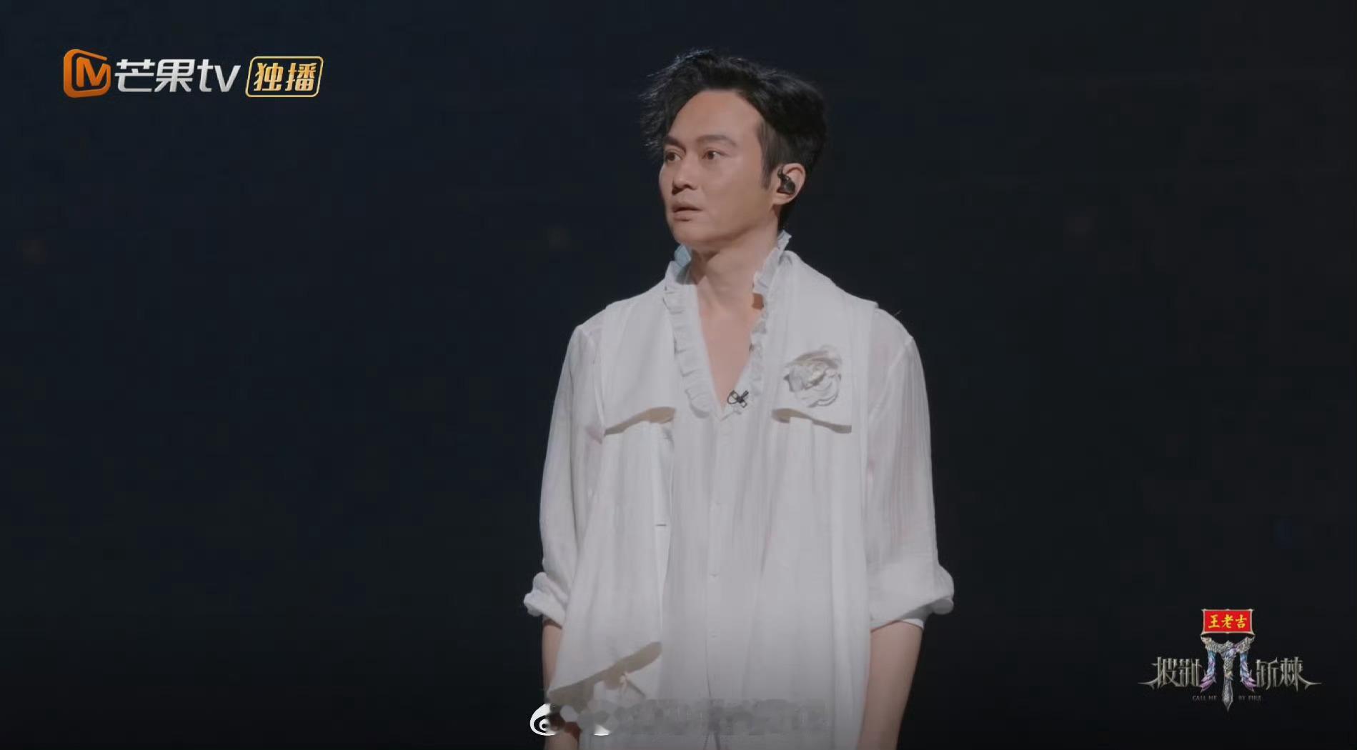 大湾仔披哥史上最差表演 大湾仔哥哥这次表演被导演说是披哥史上最差，合唱各唱各的，