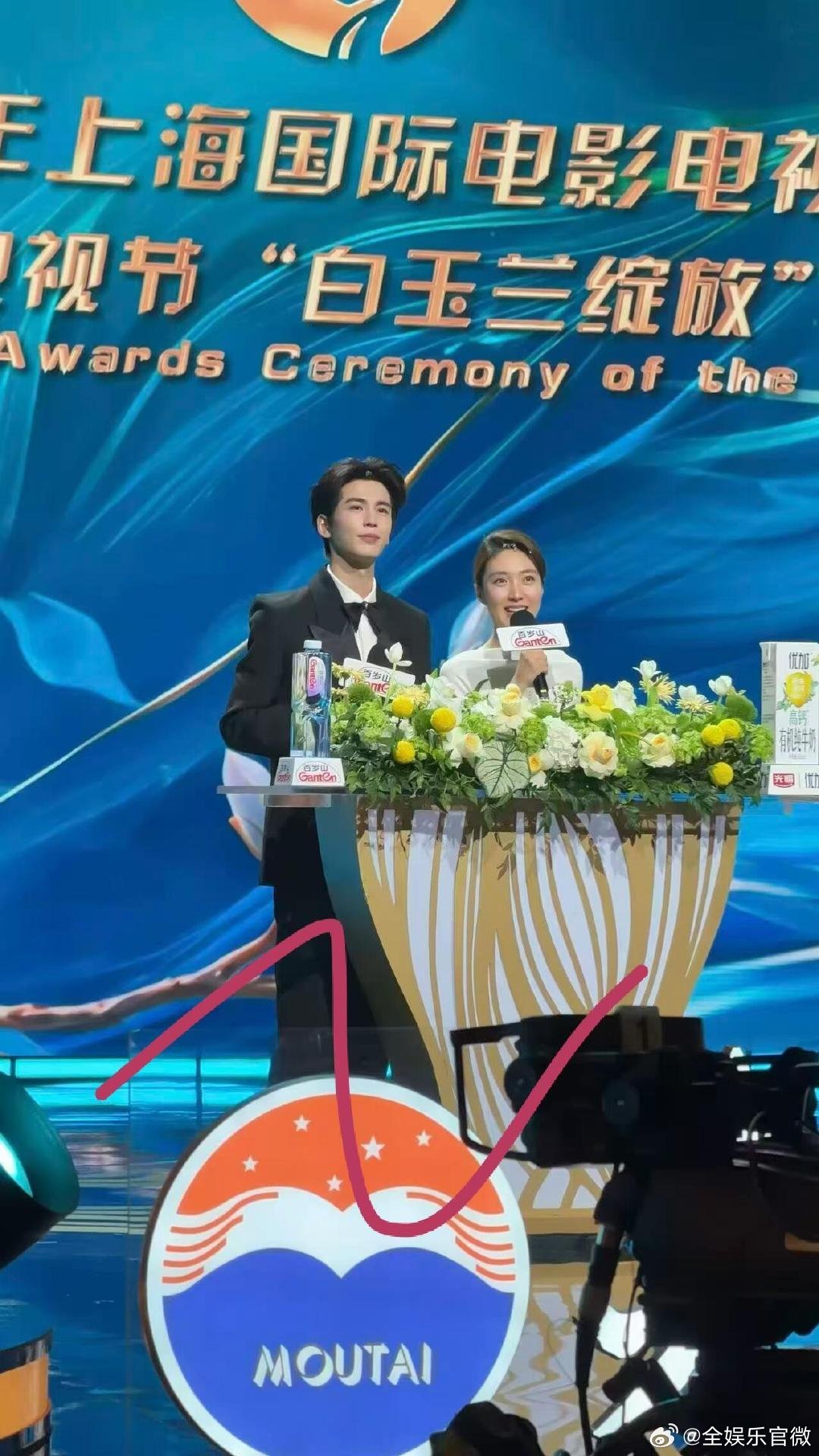 张凌赫白玉兰晚会彩排张凌赫白玉兰彩排图张凌赫蛇戒 看完张凌赫白玉兰彩排图彻底心动