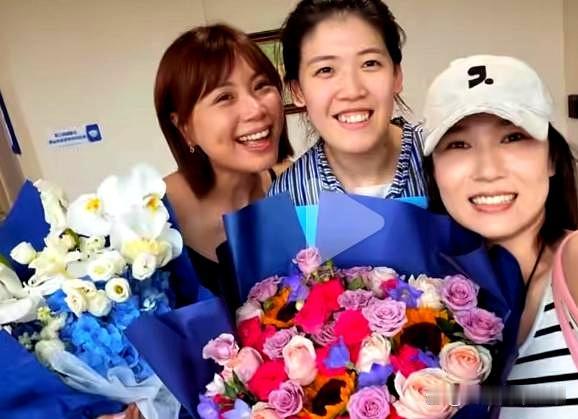 姐妹情深！

妹妹李盈莹在天津动手术，中国女排队长龚翔宇、倪非凡、王梦洁三人，在