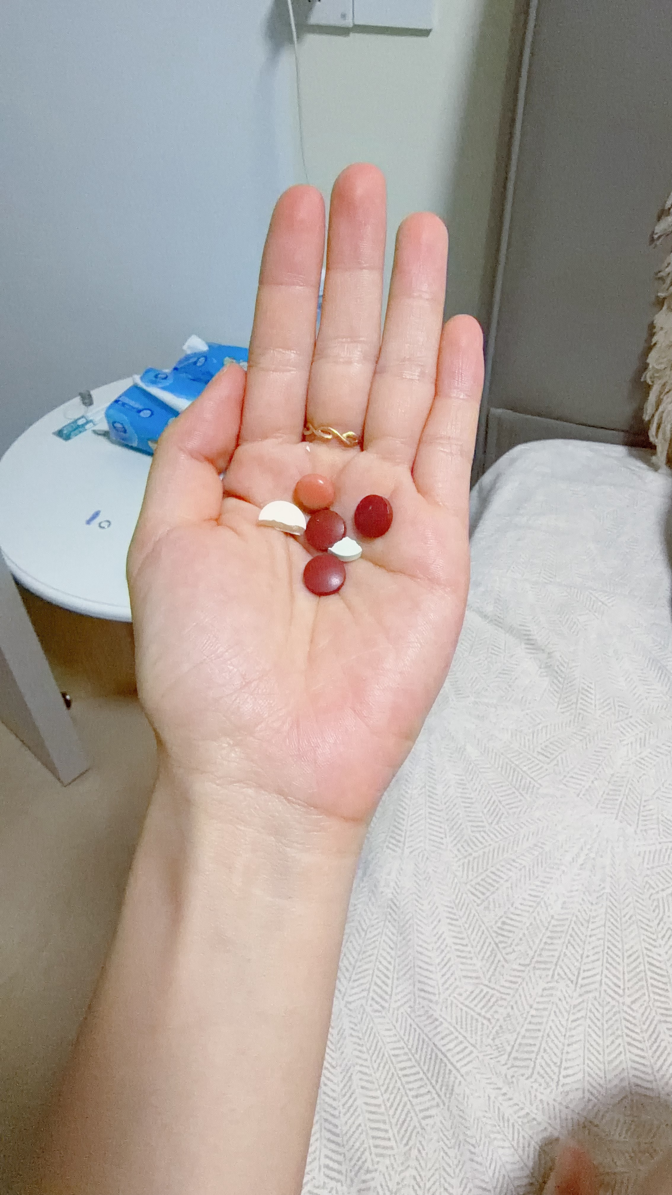 一把年纪真一把年纪温馨提示：不要一口直接吃 5 个药片，会卡嗓子 