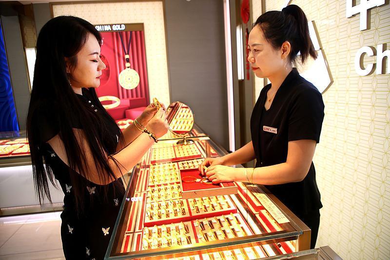 金价跌了，但金店老板笑不出来

金价终于从高位往下走了走。9月下旬，主流品牌足金