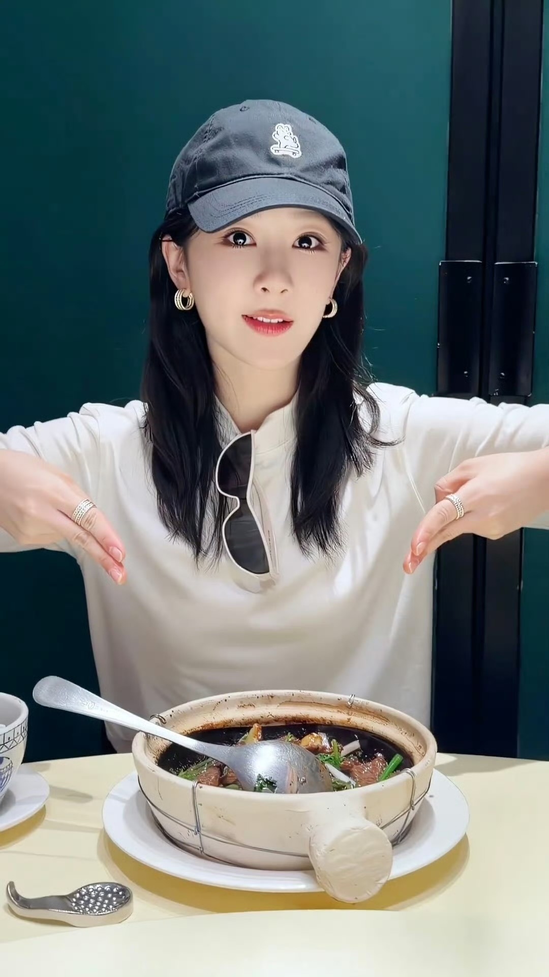 杨紫 感受清风拂面的轻松，聆听鸟鸣，山更幽，云在动，时光更温柔。